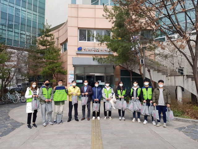 은평구체육회, 어르신에 마스크·간식 담긴 ‘안녕 가방’ 전달