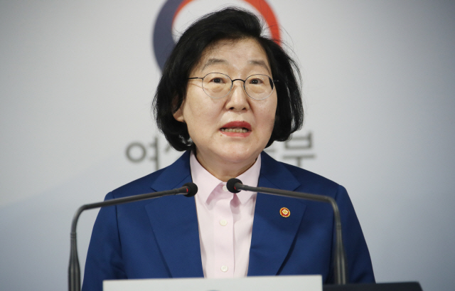 이정옥 여성가족부 장관이 지난 5일 정부서울청사 브리핑실에서 ‘2020년 여성가족부 업무계획’을 발표하고 있다./연합뉴스