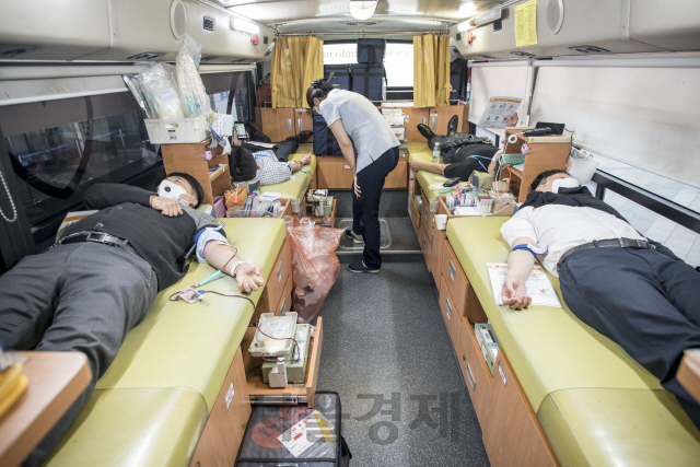 17일 서울 여의도 수출입은행 본점에서 수은 임직원들이 코로나19 장기화로 인한국가적 혈액 수급난 해소에 일조하기 위해   단체 헌혈 릴레이 행사에 동참하고 있다. /사진제공=수출입은행