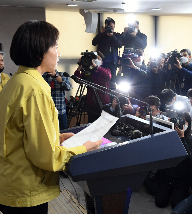 유은혜 사회부총리 겸 교육부 장관이 17일 오후 정부서울청사에서 '20학년도 신학기 유치원·어린이집, 초·중·고 및 특수학교 개학 연기 및 후속 조치'를 발표하고 있다. 교육부는 초·중·고 및 특수학교 개학을 이달 23일에서 2주 늦춘 4월 6일로 연기했으며 유치원과 어린이집의 휴원도 다음 달 5일까지 연장했다./오승현기자 2020.03.17