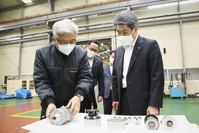 中企 생산현장 찾은 윤종원 기업은행장