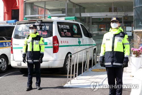 18일 코로나19 확진자가 다수 나온 것으로 알려진 대구 서구의 한 요양병원 출입구가 통제되고 있다./연합뉴스