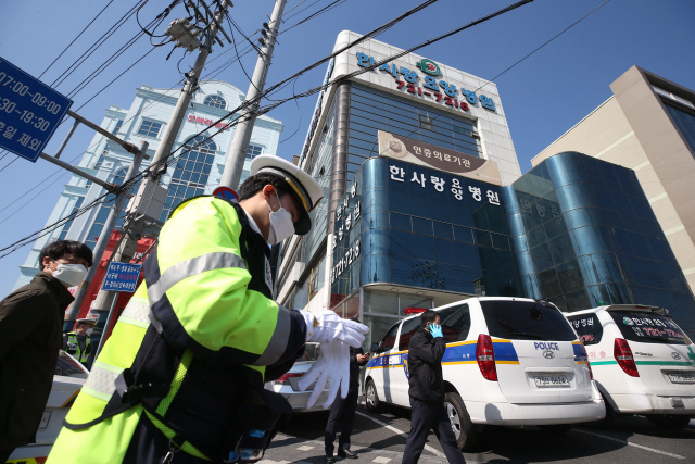 18일 오전 신종 코로나바이러스 감염증(코로나19) 확진자가 다수 나온 것으로 알려진 대구시 서구의 한 요양병원 출입구가 통제되고 있다. /연합뉴스