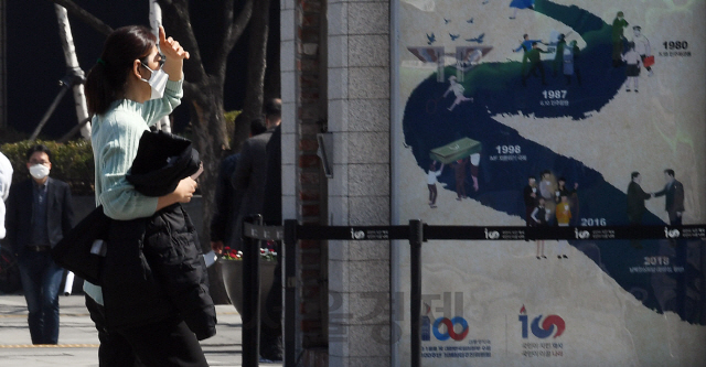 서울의 낮 기온이 17℃까지 오르는 등 포근한 봄 날씨를 보인 18일 시민들이 가벼운 옷차림으로 서울 광화문광장을 걷고 있다./오승현기자 2020.03.18