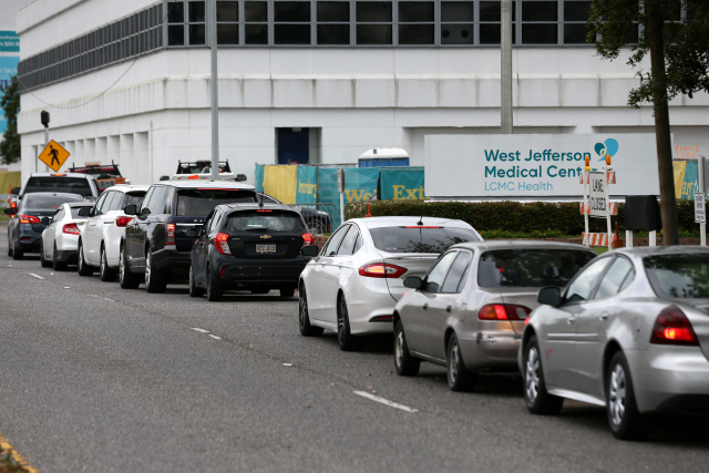 미국 루이지애나 주 마레로의 웨스트 제퍼슨 메디컬 센터에 마련된 신종 코로나바이러스 감염증(코로나19) ‘드라이브 스루’(Drive-Thru) 선별진료소 앞에 검사를 기다리는 차량들이 줄지어 있다./로이터연합뉴스