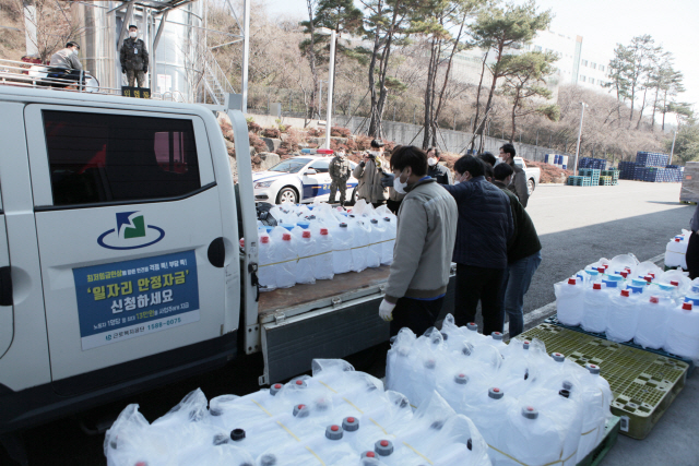 대선주조 기장공장에서 직원들이 차량에 방역용 알코올 주조원료를 싣고 있다./사진제공=대선주조