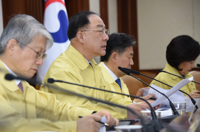 홍남기(왼쪽 두번째) 경제부총리가 18일 정부서울청사에서 열린 코로나19 대응 경제관계장관회의에서 피해 산업과 업종에 대한 지원방안을 발표하고 있다. /사진제공=기재부