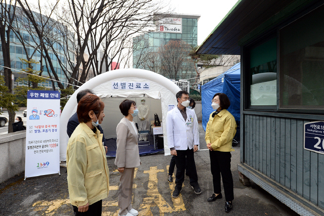 은수미(맨오른쪽) 성남시장이 지난 1월 31일 분당제생병원 선별진료소를 방문해 의료진으로부터 대응 상황에 대한 설명을 듣고 있다. /사진제공=성남시