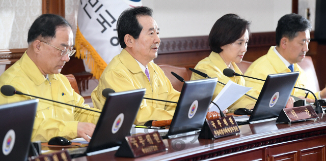 정세균(왼쪽 두번째) 국무총리가 18일 오후 정부서울청사에서 '임시 국무회의'를 주재하고 있다./오승현기자 2020.03.18