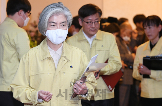 강경화 외교부 장관을 비롯한 국무위원들이 18일 오후 정부서울청사에서 열린 '임시 국무회의'에 참석하고 있다./오승현기자 2020.03.18