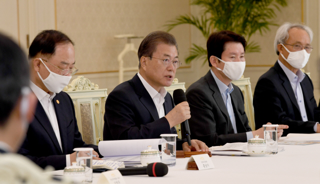 文대통령, 양대노총 모인 회의서 '정부 힘만으론 부족...연대와 협력의 힘 보여 달라'