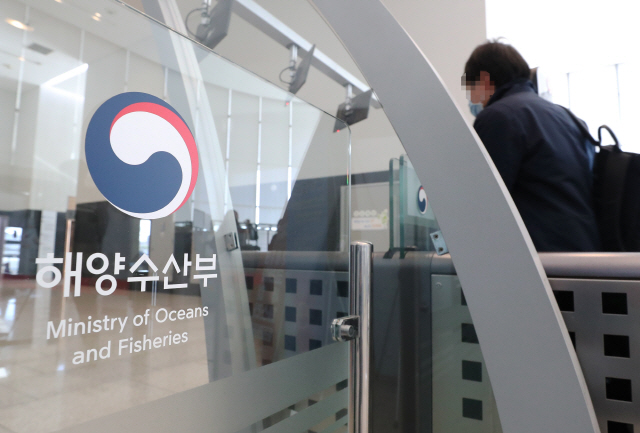 정부세종청사 해양수산부 직원들이 16일 오전 출근하고 있다. /연합뉴스