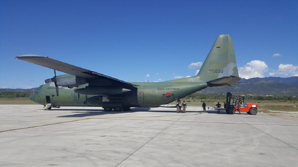 지난 2018년 11월 인도네시아 지진 피해 구호를 위해 파견됐던 C-130 수송기가 물자를 싣고 있다. C-130 수송기는 이번 코로나19 대응을 위한 방역물자 수송을 위해 18일 오전 미얀마로 출발했다.    /사진제공=공군