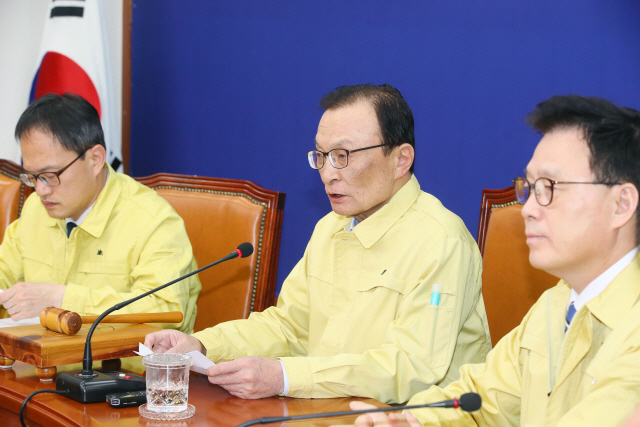 이해찬(가운데) 더불어민주당 이해찬 대표가 18일 국회에서 열린 최고위원회의에서 발언하고 있다./사진=연합뉴스