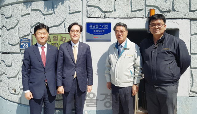 BNK경남은행 예경탁 상무(사진 왼쪽 두번째)와 제일자원 김정현 회장(〃 세번째)이 ‘유망중소기업 현판식’을 갖고 기념 촬영을 하고 있다. /사진제공=BNK경남은행