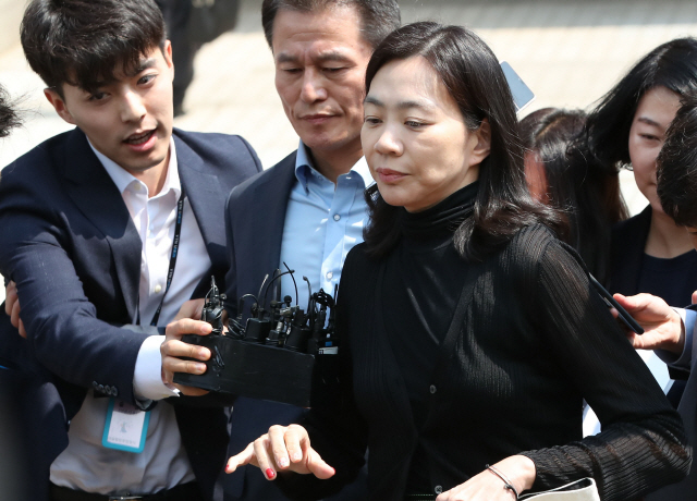 <YONHAP PHOTO-3035> ‘도우미 불법고용’ 한진 조현아 집유      (서울=연합뉴스) 서명곤 기자 = 필리핀 가사도우미를 불법 고용한 혐의로 기소된 고(故) 조양호 한진그룹 회장의 딸 조현아 전 대한항공 부사장이 2일 오후 서울 서초구 서울중앙지법에서 열린 선고공판에 출석한 뒤 법정을 나서고 있다. 서울중앙지법 형사15단독 안재천 판사는 조 전 부사장에게 범죄 혐의별로 징역 1년에 집행유예 2년, 벌금 2천만원과 120시간의 사회 봉사 명령을 내렸다.   2019.7.2      seephoto@yna.co.kr/2019-07-02 15:22:14/<저작권자 ⓒ 1980-2019 ㈜연합뉴스. 무단 전재 재배포 금지.>