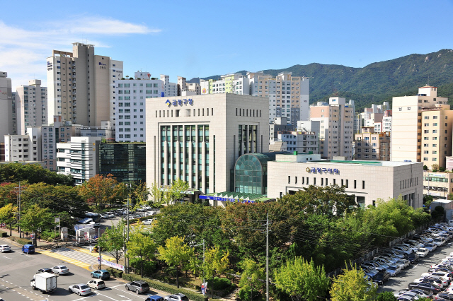 부산 금정구가 주차난을 해소하려고  ‘부설주차장 개방 지원 사업’을 추진한다. 금정구청 전경./사진제공=금정구