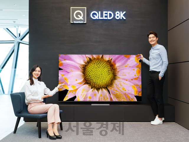 삼성전자 모델이 2020년형 QLED 8K TV 85형 신제품을 소개하고 있다. /사진제공=삼성전자