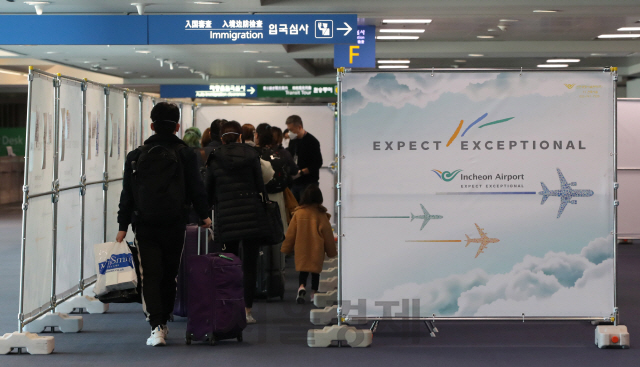 코로나19 유입을 막기 위해 모든 입국자에 대해 특별입국절차를 시작한 19일 인천국제공항 제1터미널에 입국한 독일 프랑크푸르트발 비행기 승객들 중 코로나19 유증상 의심자들이 다른 통로를 통해 입국절차를 밟고 있다. /영종도=이호재기자. 2020.03.19