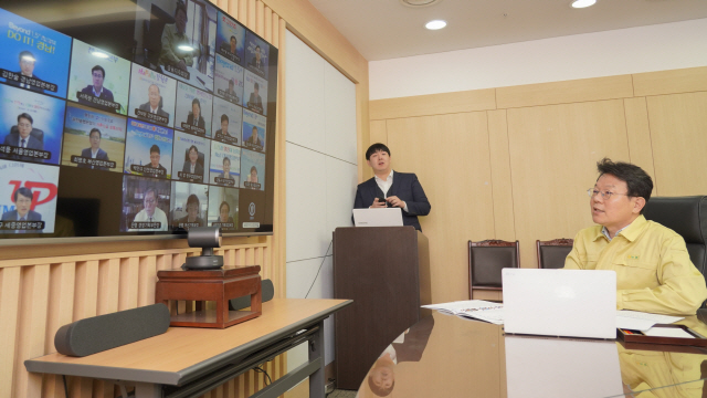 김광수(오른쪽) 농협금융 회장이 19일 서울 중구 소재 농협금융 본사 회의실에서 ‘코로나19 피해기업 신속 여신지원대책 논의를 위한 화상회의’에서 각 영업본부장들의 현황 보고를 듣고 있다. /사진제공=농협금융