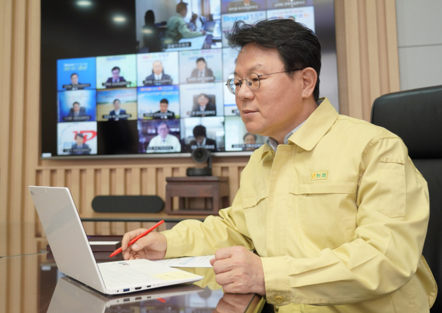 김광수 농협금융 회장이 19일 서울 중구 소재 농협금융 본사 회의실에서 ‘코로나19 피해기업 신속 여신지원대책 논의를 위한 화상회의’에서 각 영업본부장들의 현황 보고를 듣고 있다. /사진제공=농협금융