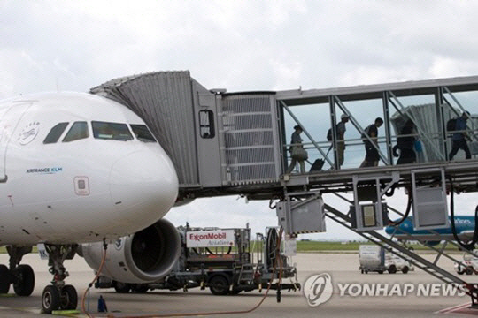 프랑스 파리 드골 공항에 착륙한 항공기에서 탑승객들이 이동하고 있다./연합뉴스