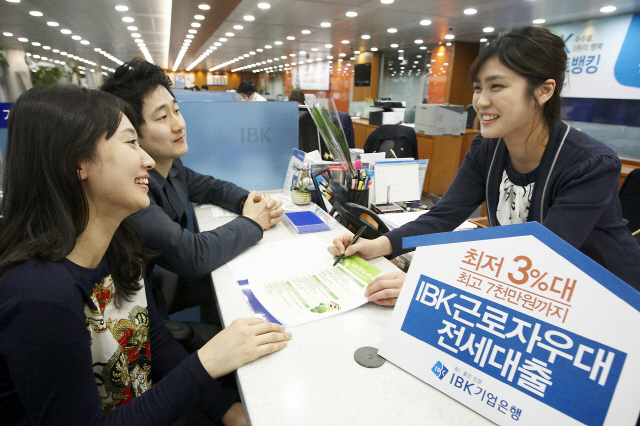 IBK기업은행의 한 상담창구에서 금융소비자들이 근로자우대 전세대출 관련 상담을 받고 있다. /사진제공=기업은행