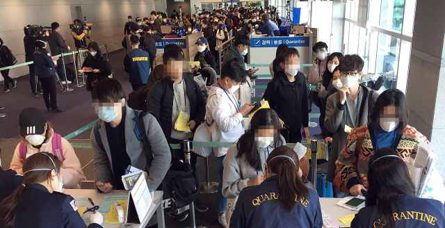 신종 코로나바이러스 감염증(코로나19) 확산이 이어지고 있는 가운데 19일 오전 유럽에서 출발해 인천국제공항으로 도착한 여행객들이 1청사를 통해 입국하며 특별입국 절차를 밟고 있다./영종도=이호재기자.2020.03.19