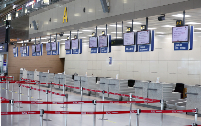 16일 부산 김해공항 국제선이 텅 비어있다./연합뉴스