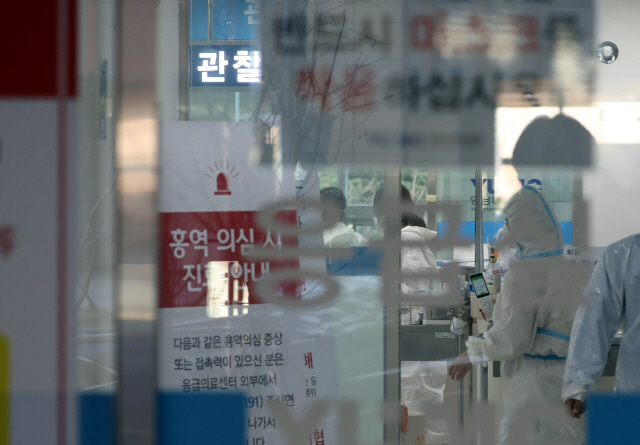 지난 18일 오후 대구시 남구 영남대학교병원 응급실에서 의료진이 분주히 오가고 있다./연합뉴스