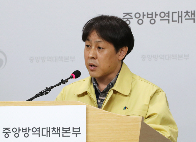 폐렴 증세 보이다 사망한 17세 고교생 관련해 추가 설명하는 유천권 중앙방역대책본부 진단분석관리단장./연합뉴스