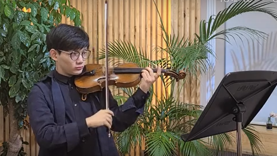 바이올린을 연주하는 이동현군. /유튜브 캡처