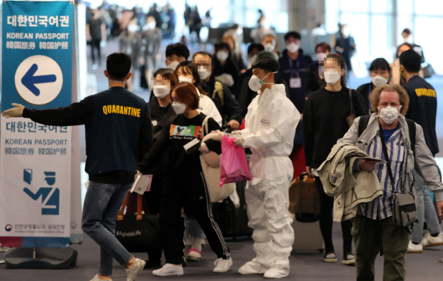 19일 인천국제공항 제1터미널에 입국한 독일 프랑크푸르트발 비행기 승객들이 특별입국절차를 받기 위해 줄을 서 있다. 정부는 코로나19 유입을 막고자 이날부터 특별입국절차를 모든 입국자로 확대했다.      /영종도=이호재기자