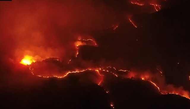 19일 울산시 울주군 웅촌면에서 발생한 산불이 야간에도 계속 확산하고 있다. /사진제공=산림청