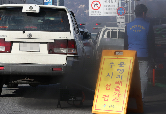 수도권에 미세먼지 예비저감조치가 시행된 지난 1월 서울광장 앞에서 서울시 미세먼지 특별단속반이 오래된 경유차의 배출가스를 점검하고 있다. /연합뉴스