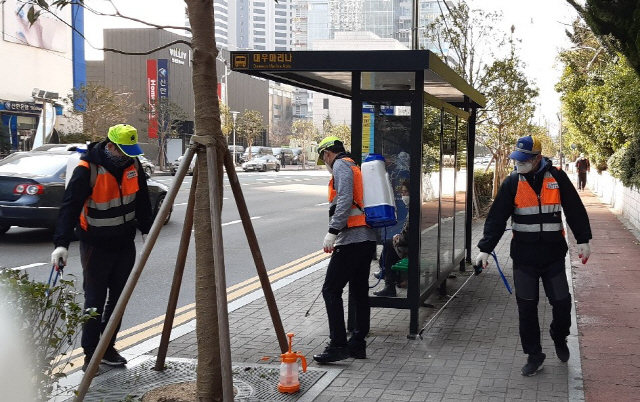 해운대구는 환경미화원들이 코로나19 확산을 차   단하기 위한 방역활동에 두 팔을 걷었다.