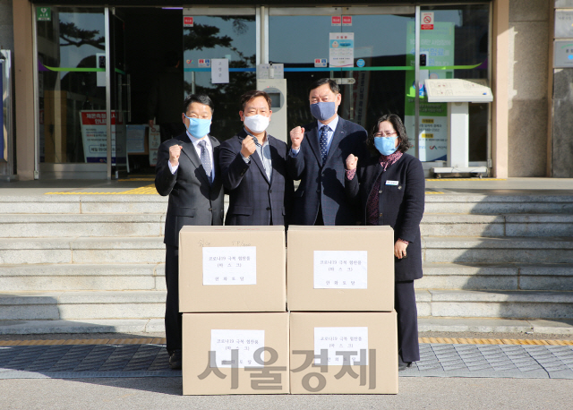 한화토탈 관계자들이 서산시에 마스크를 전달하고 있다. 사진제공=한화토탈