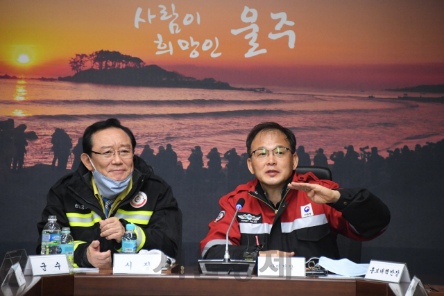 박종호(사진 오른쪽) 산림청장과 송철호(〃왼쪽) 울산시장이 울주군 웅촌면 대복리 야산 산불진화 대책 논의하고 있다. 사진제공=산림청