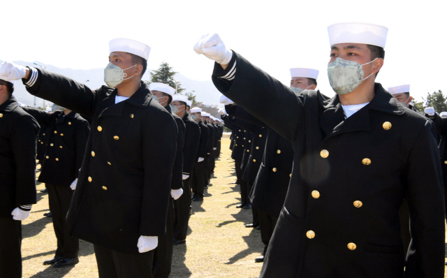 새로 이등병이 된 해군병들이 20일 경남 창원시 진해구 해군교육사령부 연병장에서 열린 제664기 수료식에서 마스크를 쓴 채 군가를 부르고 있다. 이날 수료식은 코로나19 탓에 외부인 없이 유튜브 등으로 중계됐다. /사진제공=해군