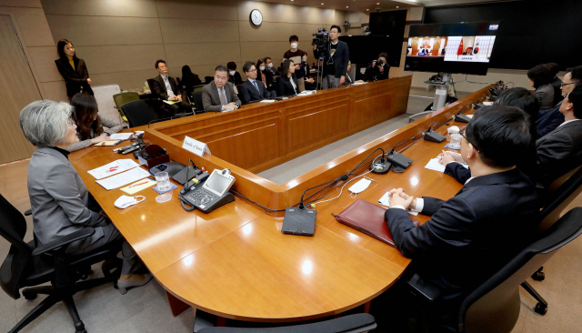 강경화 외교부 장관이 20일 서울 종로구 외교부 종합상황실에서 한중일 외교장관 화상회의를 갖고 있다. 강 장관은 이 자리에서 “경제·사회적 충격을 최소화할 수 있는 방안을 함께 고민하자”고 강조했고 3국 장관들은 “일본 도쿄올림픽의 완전한 개최와 3국 보건장관회의 개최를 지지한다”고 뜻을 모았다.  /연합뉴스