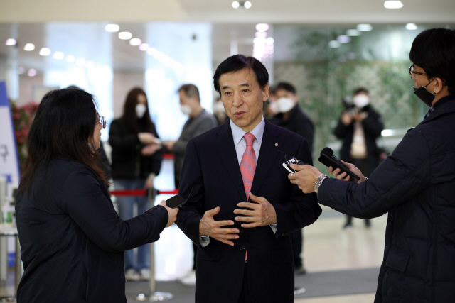 이주열 한국은행 총재가 20일 서울 중구 한은 본관으로 출근하는 길에 기자들과 만나 한미 통화스와프 체결배경에 대해 말하고 있다./사진제공=한은