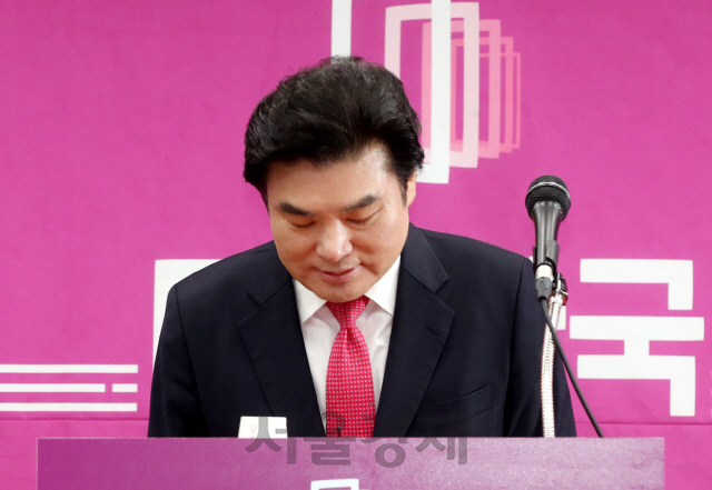인사하는 원유철 미래한국당 신임 대표