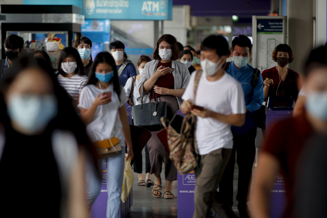 20일(현지시간) 태국 방콕 지하철 역에서 마스크를 쓴 시민들이 출구를 빠져나가고 있다. /방콕=EPA연합뉴스