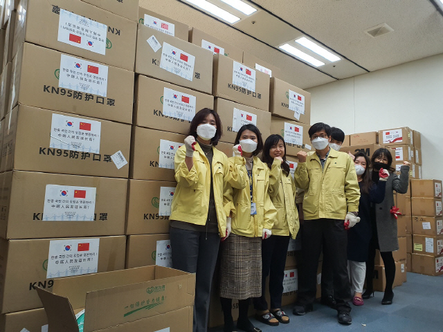 중국 광저우시에서 부산시로 보낸 마스크 30만 장과 비접촉식 체온계 200개./사진제공=부산시