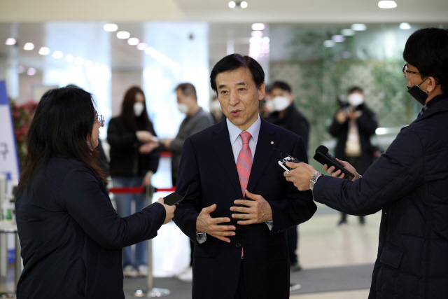 이주열 한국은행 총재가 20일 서울 중구 한은 본관으로 출근하면서 기자들과 만나 한미 통화스와프 체결 배경에 대해 말하고 있다./사진제공=한은