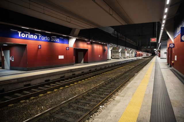 코신종 코로나바이러스 감염증(코로나19)이 급속히 확산하는 이탈리아의 토리노 포르타 수사 지하철 역이 텅 비어 있다. /로마=AP연합뉴스