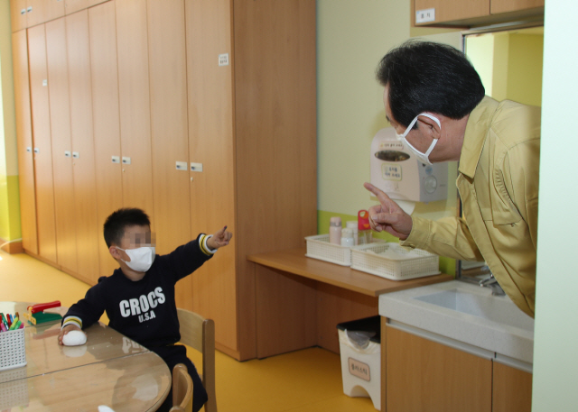 정세균 국무총리가 20일 긴급돌봄 현장인 서울 마포구 망원동 동교초등학교를 방문해 어린이와 얘기를 나누고 있다. /연합뉴스