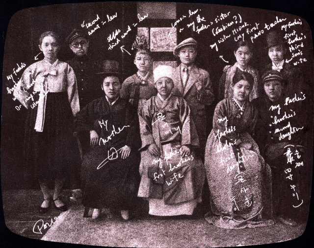 백남준의 1984년작 ‘해제된 가족사진’