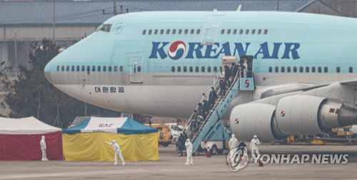지난 2월 중국 후베이성 우한에 거주 중인 교민들이 김포공항에 도착해 전세기에서 내리고 있다. /연합뉴스