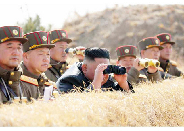 김정은 북한 국무위원장이 20일 서부전선대연합부대의 포사격대항경기를 지도했다고 조선중앙통신이 21일 보도했다. 21일 노동신문이 공개한 사진. / 노동신문 홈페이지 캡처(연합뉴스)